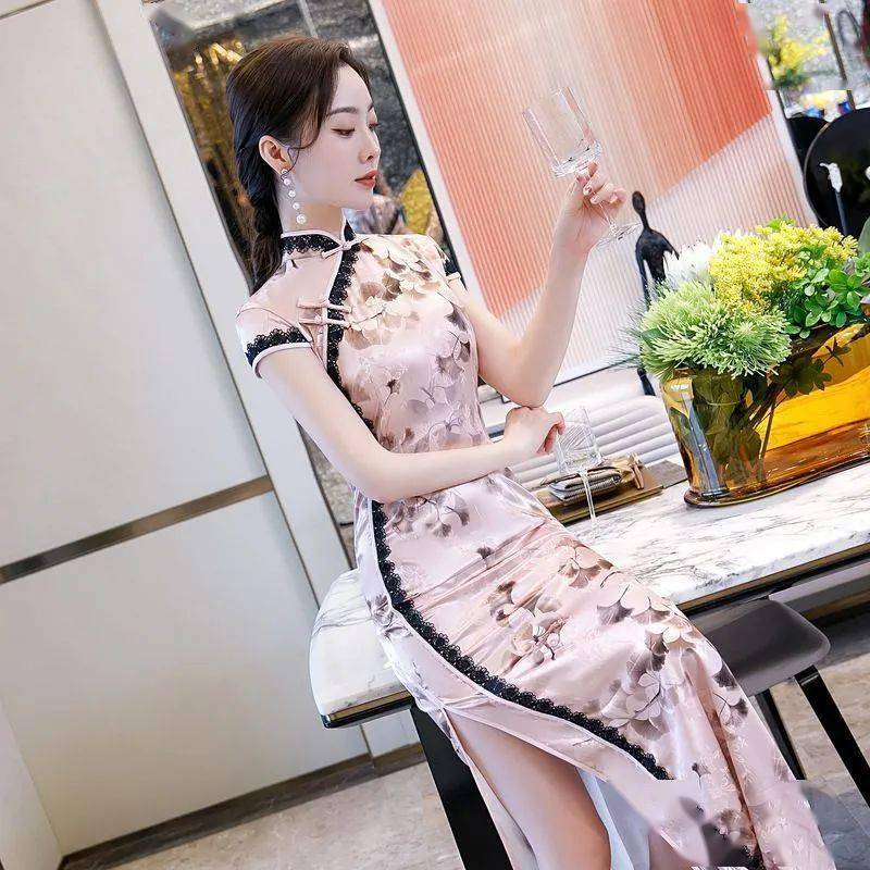 
35岁以上的女人, 拥有一件“旗袍”, 将你的漂亮展现得淋漓尽致‘熊猫体育公司’(图1)