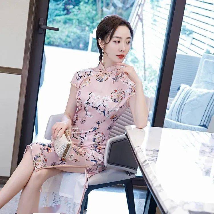 
35岁以上的女人, 拥有一件“旗袍”, 将你的漂亮展现得淋漓尽致‘熊猫体育公司’(图6)